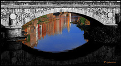 Reflexes i colors sota el pont de pedra ( Girona)