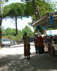 La Dame au chapeau en talons hauts / Elegant hatter Lady in high heels - Sète, France - 11 juin 2011 -  Recadrage