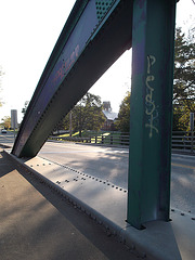 Pont graffitien dans l'ombre / Graffitis bridge in the shadow