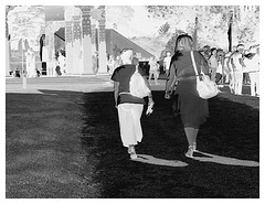 Visite de temple en talons hauts / Temple visit in high heels - Photographe: Christiane / 12 juin 2011 - Noir et blanc en négatif