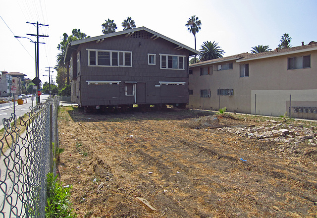 House Being Moved Near Echo Park (0400)