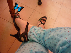 Christiane !!! Pyjama, talons hauts et papillon / pajamas, high heels and butterfly