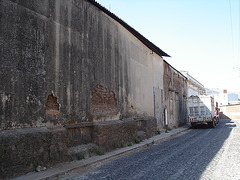 Décrépitude murale / Muro derrumbado / Crumbling wall