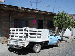 Camion devant une maison à vendre / House for sale 22 mars 2011