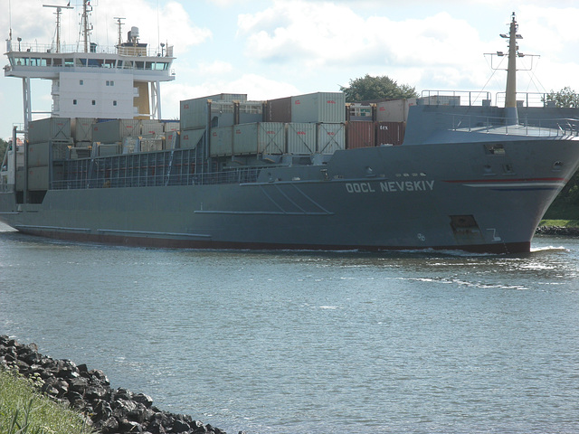 Feeder-Containerschiff  OOCL NEVSKIY