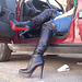 Lady Roxy in her leather high-heeled boots / Lady Roxy dans ses bottes de cuirs à talons hauts / Recadrage