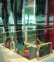 Étalage Custo display / Aéroport de Barcelone / Barcelona airport  - Zapato Custo con tacones altos / 28 juin 2010 - Recadrage