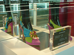 Étalage Custo display / Aéroport de Barcelone / Barcelona airport  - Zapato Custo con tacones altos /  28 juin 2010 - Recadrage