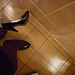Escarpins chauds sur tuiles froides / Hot black pumps on tiles floor - Christiane en action / In act  / Photo originale