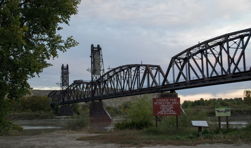 Fairview, ND railroad bridge (0498)