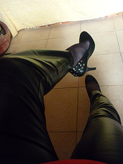 Lady 72 /  Escarpins et pantalons de cuir - Leather pants and high heels.