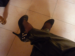 Lady 72 / Escarpins et pantalons de cuir - Leather pants and high heels /Originale