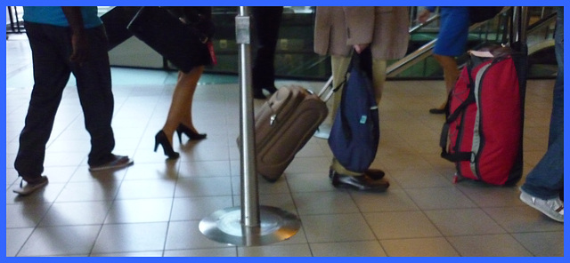 Hôtesse de l'air / Flight attendant - Embarquement en talons hauts / Boarding in high heels  - Airport / Aéroport de Schiphol airport - 9 juillet 2011