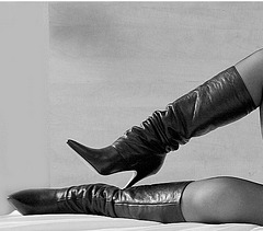 Dame Annick en bottes de cuir à talons hauts / Lady Annick's leather high-heeled boots