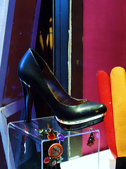 Dame Annick fait du lèche-vitrine / Lady Annick likes window-shopping - Chaussures à talons haut /  High-heeled shoe