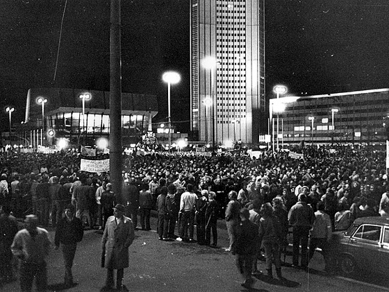 "Ni estas la popolo!" Lundomanifestacio en Lepsiko, Karl Marx-placo 1989, GDR