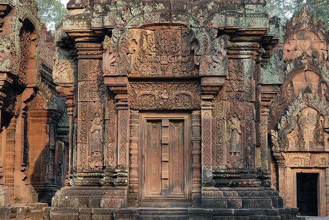 Banteay Srei gopuram door