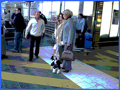 Dame blonde du bel âge en bottes de Dominatrice avec son toutou - Blonde mature in Dominatrix Boots with her dog- 19-10-2008 -  Aéroport de Bruxelles - Postérisation