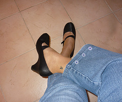 Christiane en talons hauts / In high heels - Tatouage K sur cheville / Ankle K tatoo - 6 février 2011 / Photo originale
