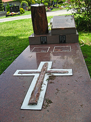 Phil Prentice & Ernie Tate gravesite - May 2011 (1853)