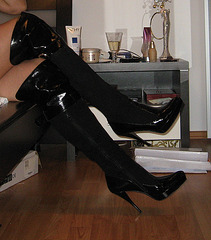 Madame Tissot en bottes de cuir à talons hauts / Lady Tissot in leather high-heeled boots