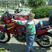 Le fiston qui protège la moto à son papa