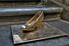 Aschenbrödels verlorener Schuh auf der Treppe von Schloss Moritzburg.