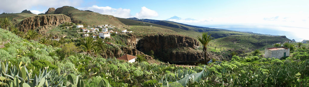 Beim kleinen Ort Antoncojo mit dem Teide auf Tenerife im Hintergrund. ©UdoSm