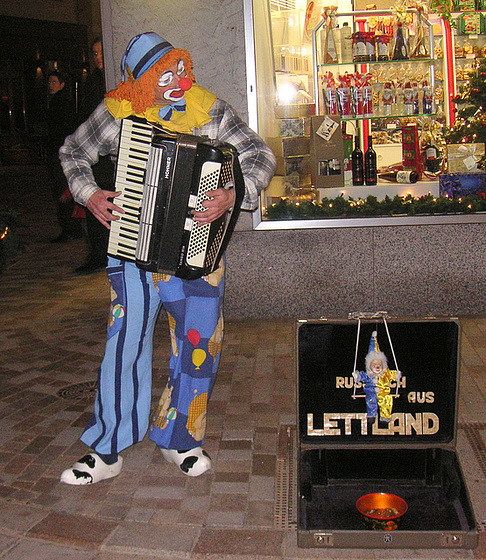 Clown aus Lettland auf einem Weihnachtsmarkt