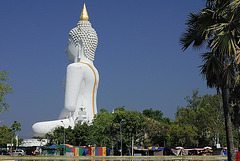 The mighty big Buddha statue from the side
