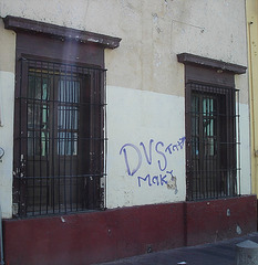 In between graffiti / Portes DVS doors.