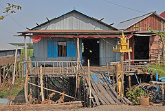Housing along the causeway to Chong Khneas