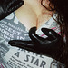 Lady Roxy -  Gants de cuir et décolleté / Leather gloves and boobs cleavage - 30 mars 2009
