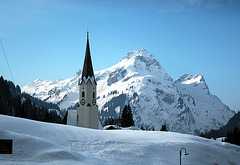 Kirchturm von Warth in Vorarlberg mit Schröcken