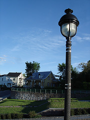 Lampadaire et maisons / Street lamp and houses.