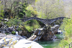 Ponte dei Salti über der Verzasca