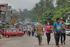 Burmese people make pilgrimage to the pagoda