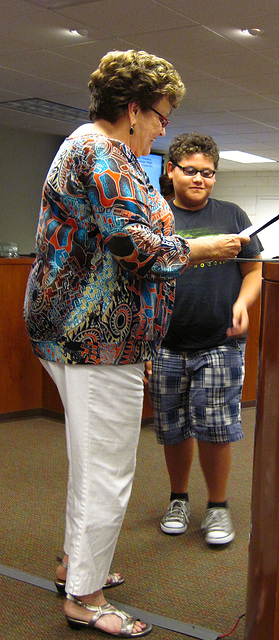 Mayor Parks presenting a certificate of recognition to a student (2657)
