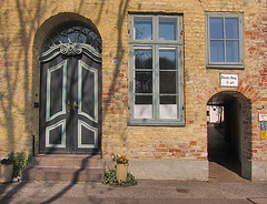 der barocke Haupteingang ..