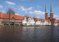 die Trave mit dem  Lübecker Dom