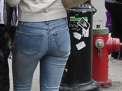 Dames BMO - Jeans & hydrant / Jeans sexy et borne à incendie.
