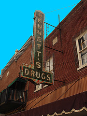 Bennetts Drugs - 12 juillet 2010 / Ciel bleu photofiltré