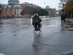 Blonde booty biker in the rain / Cycliste blonde en bottes sous la pluie -  26 octobre 2008 / Photo originale.