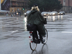 Blonde booty biker in the rain / Cycliste blonde en bottes sous la pluie