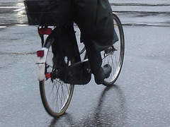 Blonde booty biker in the rain / Cycliste blonde en bottes sous la pluie -  26 octobre 2008.