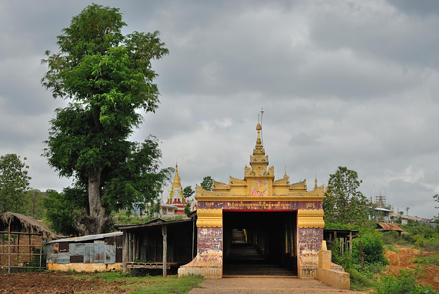 Ascent gate to Thaung Tho monastery