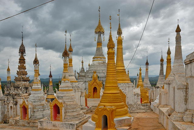 Pagodas in Thaung Tho monastery