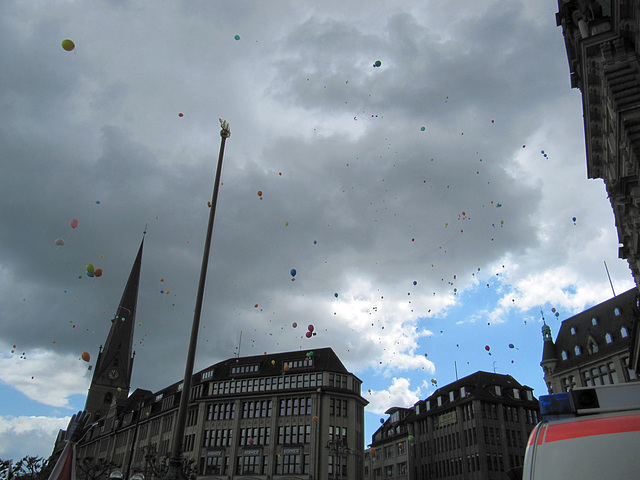 Bunte Luftballons über Hamburg