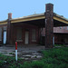 Bâtiment texan abandonné / Seemingly abandoned - Jewett, USA - États-Unis - 6 juillet 2010- Versiion éclaircie avec ciel bleu photofiltré