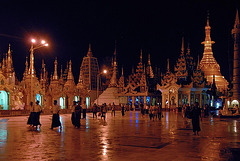 Evening atmosphere  at the Shwedagon platform